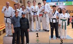 Alumnes de l'Escola Chois Lee amb les seves medalles al VI Open d'Alcarràs 2024